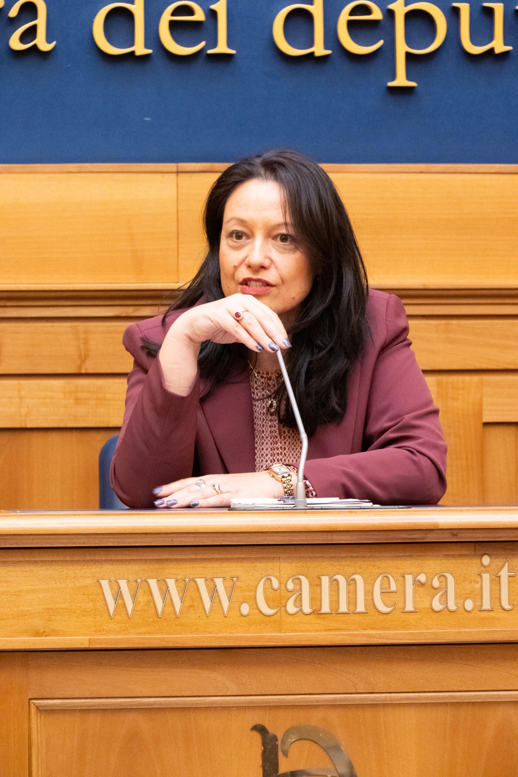 Patricia respondiendo preguntas
